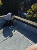 איטום גג בניין משותף באמצעות החלמת יריעות ביטומניות שביצע אבישי מחברת "מבראשית איטום בניה ושיקום"